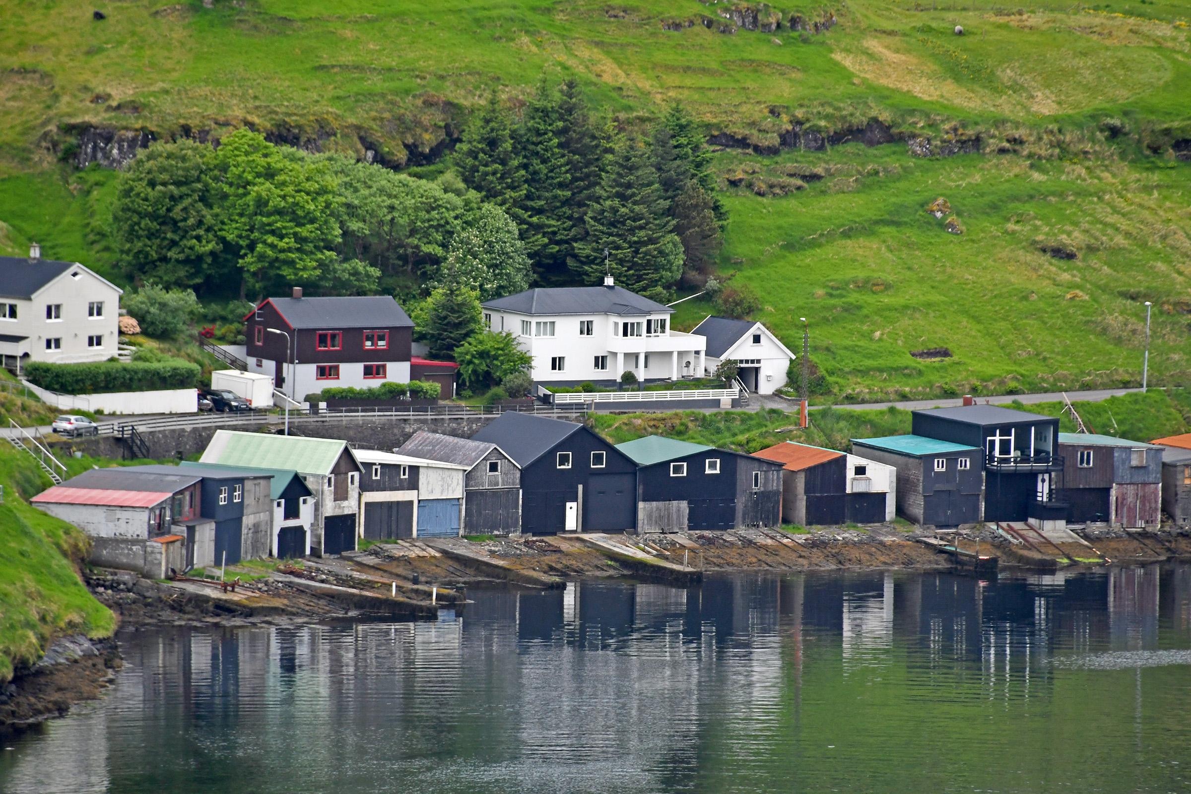 Naust og hús fram við sjónum í Vestmanna